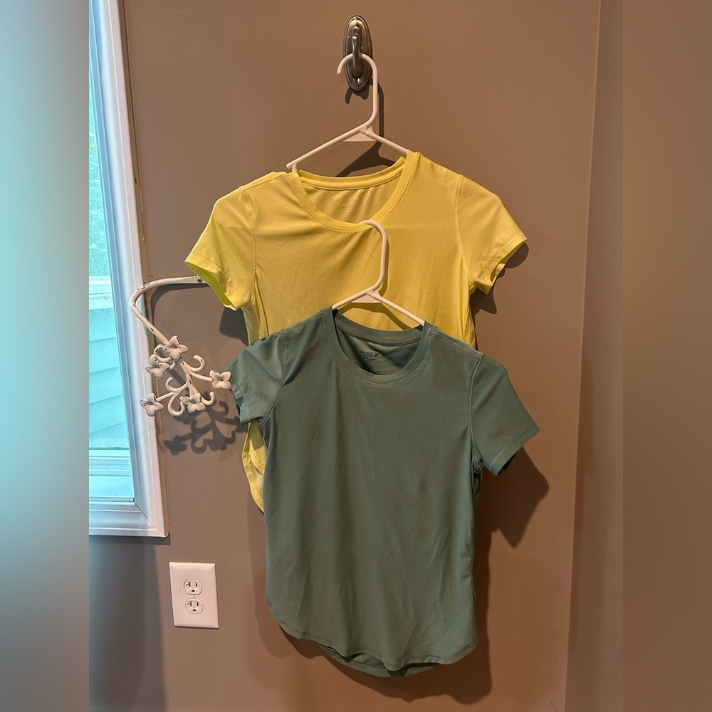 2 Old Navy Active Girls Tops 10/12